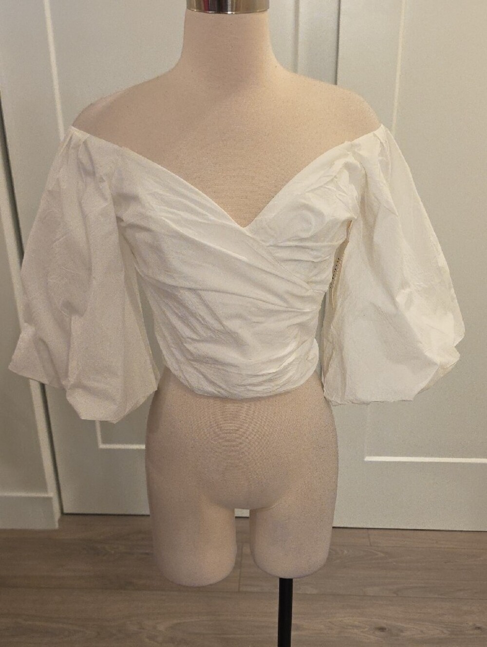 Bardot White Off-Shoulder Puff Sleeve Crop blouse size XS new with tags - Picture 4 of 14